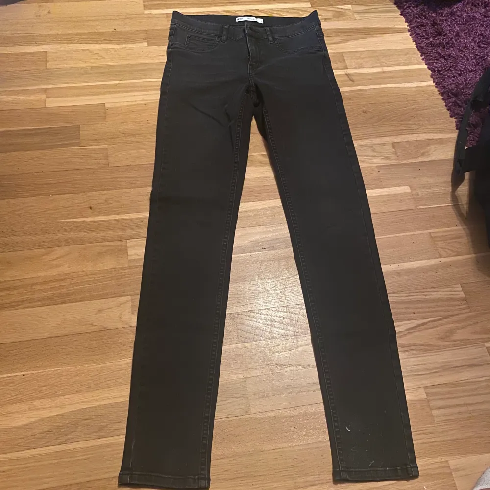 Ett par skit snygga jeans. Säljer på grund av att dom är lågmidjade vilket jag tyvärr inte tycker om. Dom är endast använda 1 gång så helt nya . Jeans & Byxor.