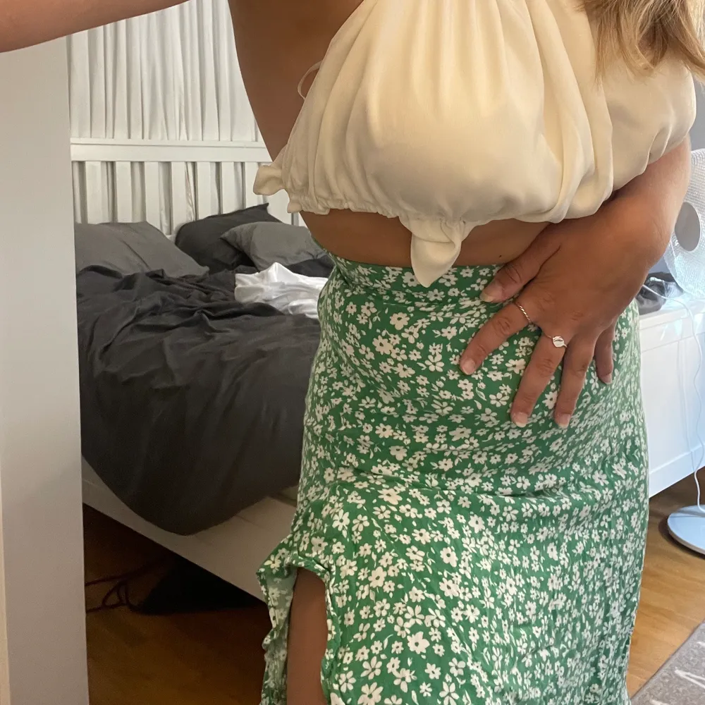 Super fin grön prickig kjol med slits från Bershka i st XS🥰 Frakt tillkommer på 66kr spårbart!. Kjolar.