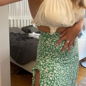 Super fin grön prickig kjol med slits från Bershka i st XS🥰 Frakt tillkommer på 66kr spårbart!