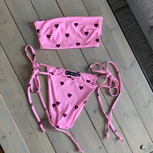 Bikini - Helt ny bikini från Prettylittlething. Strl 32!💕 nypris 300kr för hela setet (hjärtana är mörklila och inte svarta som det ser ut som)