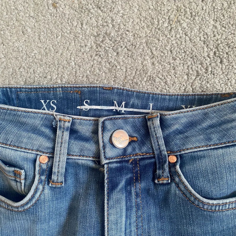 Säljer mina flare strike jeans från bikbok i storlek xs som aldrig är använda, drog bort lappen efter jag köpte dom men har aldrig kommit till användning. Slutsålda online och köptes för 599kr på Norrköpings bikbok. Säljer för 300kr  exklusive frakt eftersom att de är som nya!🥰. Jeans & Byxor.
