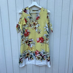 Kort mönstrad klänning - Kort mönstrad klänning med liten ärm.