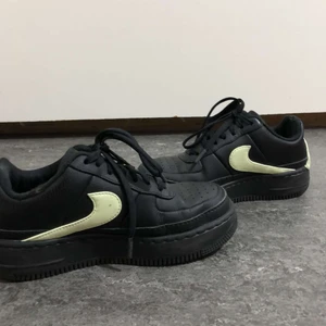 Nike airforce 1 storlek 37,5 - Supersnygga och sköna sneakers från Nike// Zalando i storleken 37,5. Dem är fortfarande i bra kondition. Tar bara emot swish. 