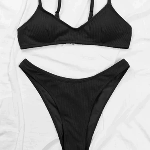 Bikini 👙  - Säljer denna bikini från SHEIN, aldrig använd finns kvar i förpackning. Storlek M, men skulle säga den passar xs/s. Väldigt lik på bilden irl 🌸 Köpren står för frakten 🥰 Bild lånad från SHEIN 