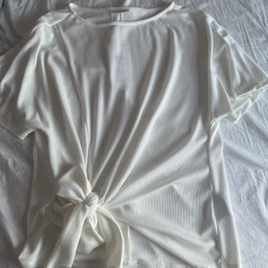 Vit blus  - Säljer denna vita blus från Vila. Aldrig använd endast testad. Säljer pågrund av fel storlek. Storlek S men passar också M.