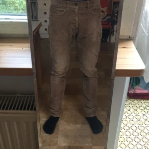 Manchesterbyxor LOGG - Manchesterbyxor av märket LOGG storlek 31. Någon storlek för små för mig så passformen är inte helt hundra.