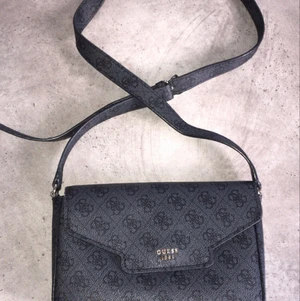 Guess väska  - Säljer en Guess väska i gott skick! Finns att hämta i Göteborg / Kan skickas , köapren står för 66kr spårbar frakt . 
