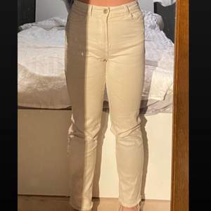 Jättefina beiga skinny jeans i storlek w26 & l32 men passar mig bra som är normalt storlek 38. Stretchiga, mycket bekväma & formar bakdelen & benen fint. Köpta här på plick men aldrig fått användning av dem. Inga defekter som jag kan hitta. Dm för frågor/eventuellt intresse så svarar jag så fort jag kan! 