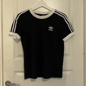 Svart adidas t-shirt  - Hej! Säljer denna adidas t-shirt