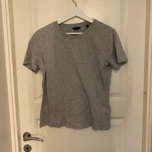 Grå gant t-shirt  - Hej! Säljer min grå gant t-shirt 