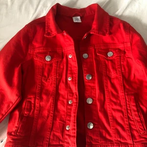 Jätte fin röd jacka älskar den men den är för liten för mig☺️ - Jätte fin röd sommar jacka älskar den men den är för liten för mig😊/ köpare står för frakt
