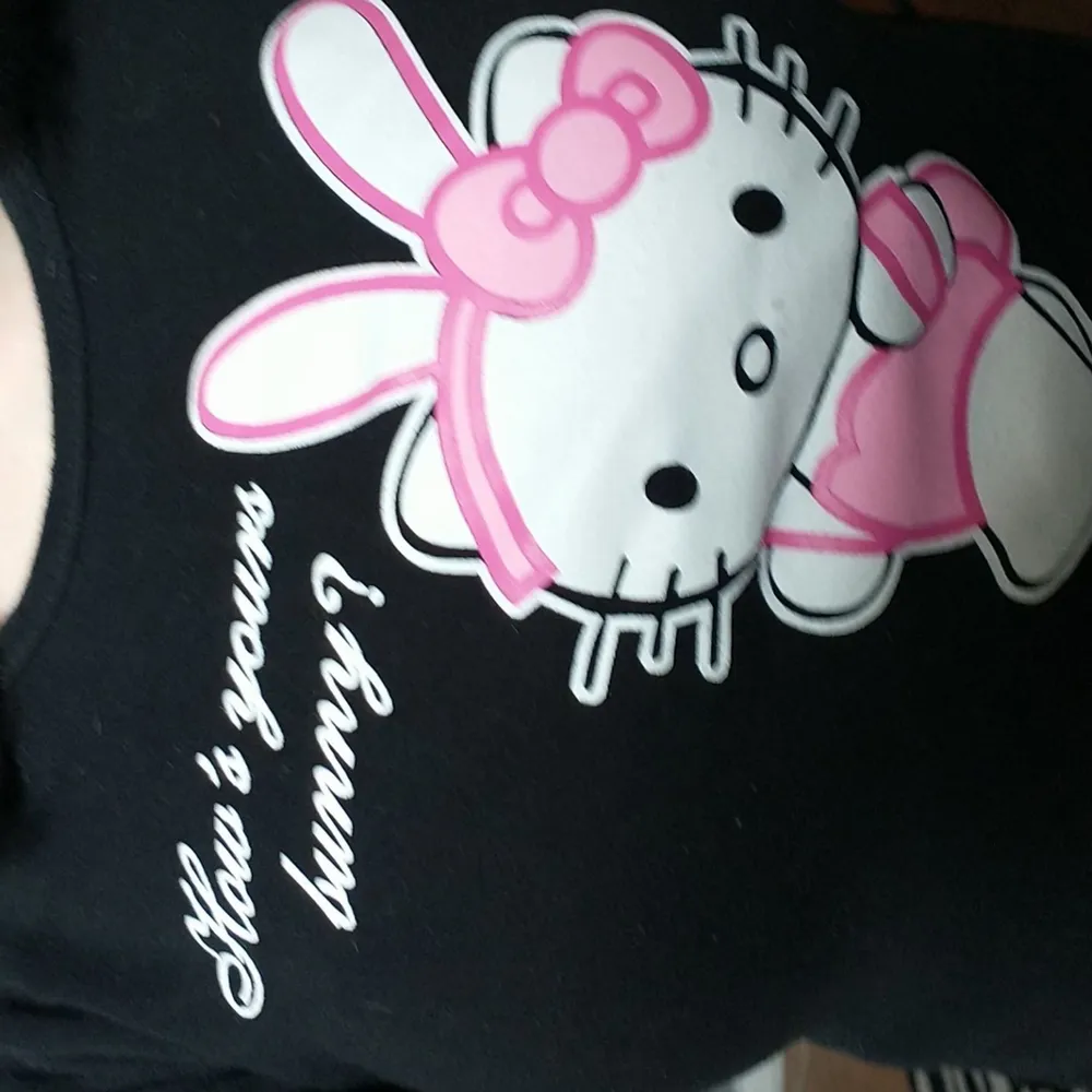 jättesöt hello kitty tröja!! typ babytee. T-shirts.