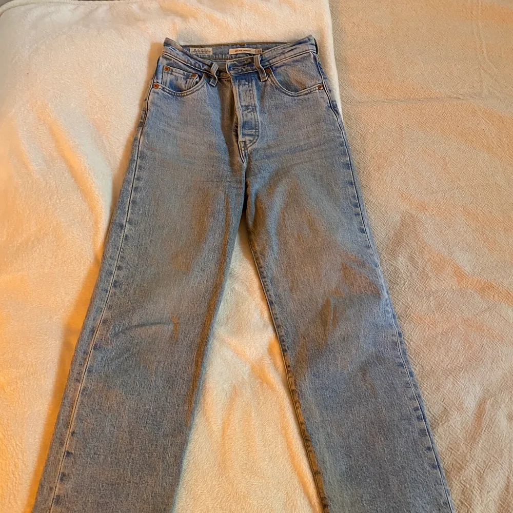 Skit snygga raka Levis jeans i bra skick. Strlk w24 och passar mig som brukar ha s/ 34 i jeans.💗 säljer pga att jag har fått ett par nya😝 Buda i kommentarerna!💖 köparen står för frakt.. Jeans & Byxor.