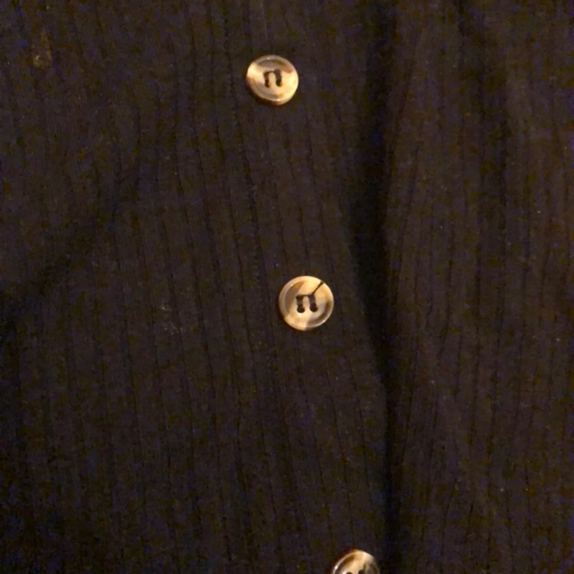 SVART TRÖJA MED SNYGG RINGNING & KNAPPAR - 90