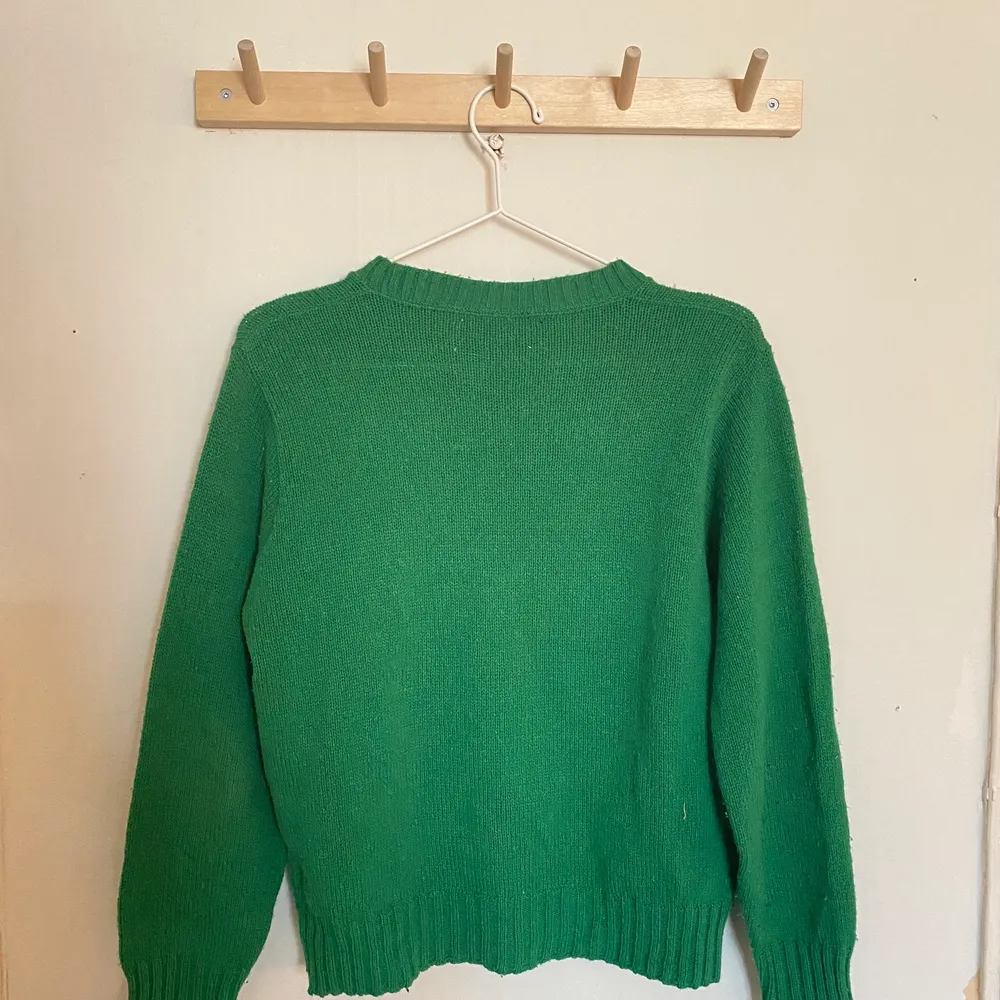 Vintage grön stickad tröja. Vårig och härlig. Finns ingen benämning på material eller storlek men skulle gissa storlek XS-S. Fint skick men lite nopprig.. Stickat.