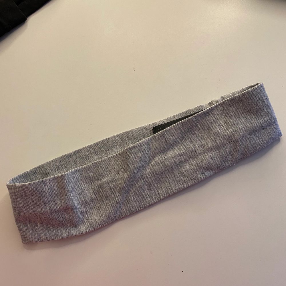 Perfekta att använda hemma eller till vardags som håller åt håret bra! Färg: Svart och grå. Cond: 10/10 (knappt använda då jag har en annan som jag använder mer). Pris: 60 kr/st. Extra: Den svarta är ganska bred i jämförelse med den grå men lika snyggt ändå!. Accessoarer.