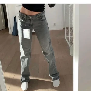 Gråa lågmidjade zara jeans - Såld Mid rise jeans från Zara är i storlek 42 men skulle säga att de är som en 40! Sitter snyggt på mig som har 38a i vanliga fall. bud på 600kr+frakt, KÖP NU 650 + frakt
