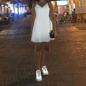 Vit klänning från bikbok - Vit klänning strl S men passar en M också! Fin att ha till studenten kanske? Endast använd 1 gång utomlands så väldigt bra skick! Snörning i ryggen