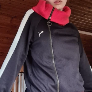 pumatröja - En pumatröja med dragkedja och hög krahe som går att knäppa och öppna! 