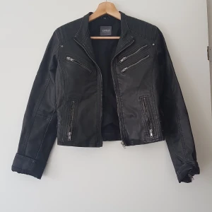 Läderjacka fejk - Säljer en jacka i fejkläder.