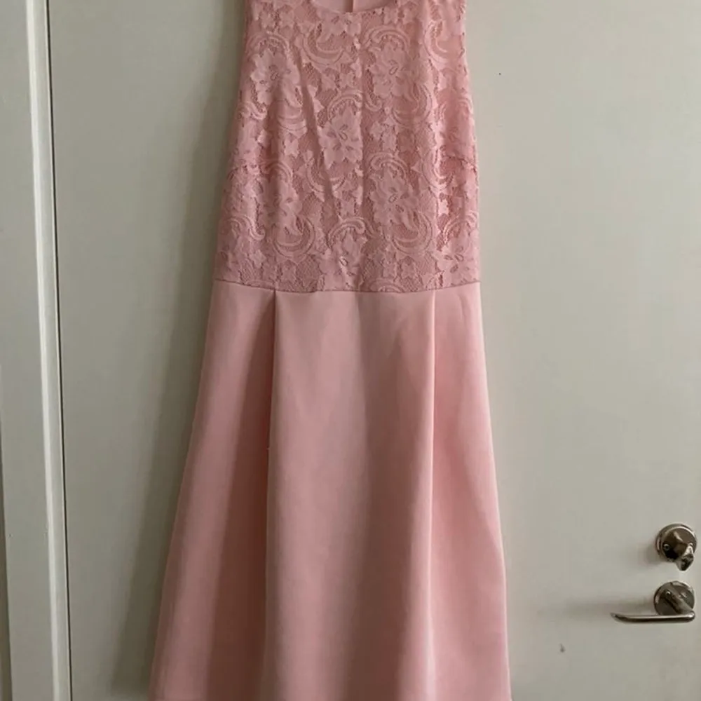 En rosa klänning med spets upptill i storlek S Minns inte vart den kommer ifrån eller vad ordinarie priset var men säljer denna för 150kr. Klänningar.