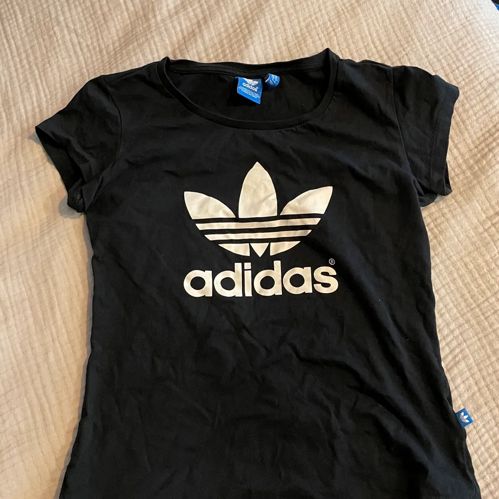 Adidas t-shirt. Använd 1 gång. Köparen står för frakt 📦 Skick: 9/10. T-shirts.