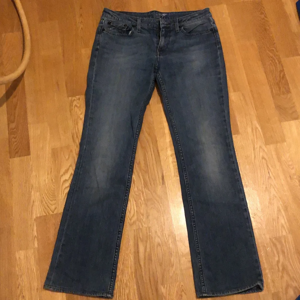 jeans med lite stretch i blått från Tommy Hilfiger. Mycket bra skick. Jeans & Byxor.