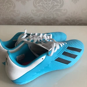Adidas fotbollsskor  - Jag säljer mina i princip oanvända fotbollsskor för inomhus. Köparen står för frakten, budet börjar på 400kr. :)