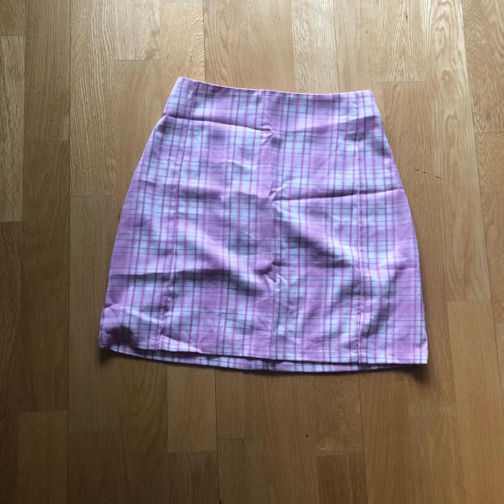 miniskirt i rutigt rosa tyg från märket brandy melville, mycket bra skick då den endast använts använd en gång. Kjolar.