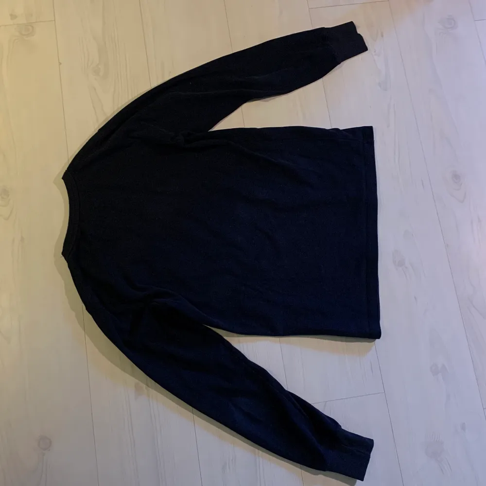 En svart långärmad tröja i storlek L. Tröjor & Koftor.