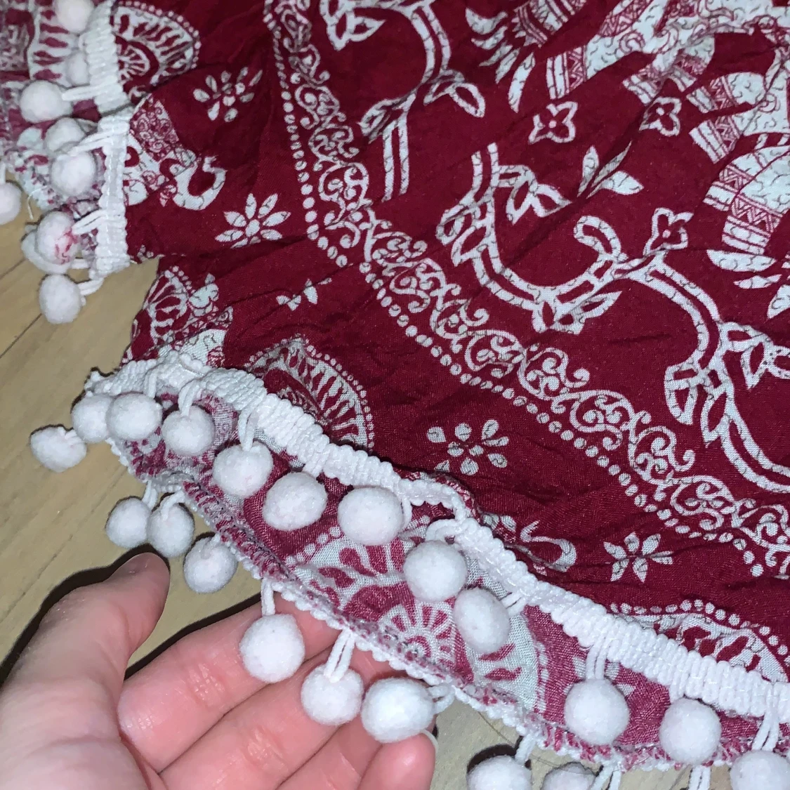 Röda shorts med tryck och detaljer nertill - 90