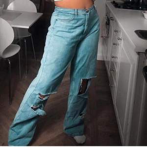 Säljer ett par jeans från bohoo som tyvärr inte kommer till använding, inte mycket använda alls, de är lite mörkare än vad de ser ut att va på bilderna-skriv gärna för bättre/fler bilder! storlek 38/S-M