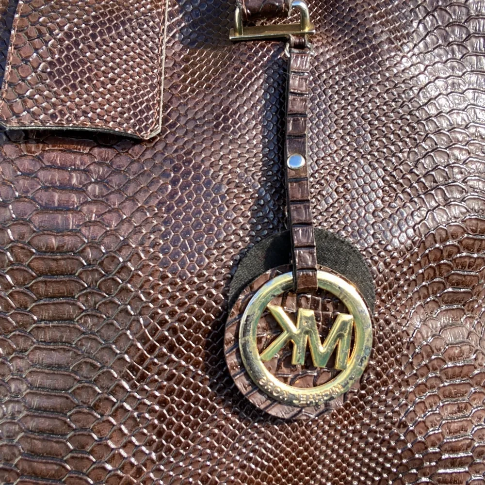 Hi, I’m selling this Michael Kors shopper in a warm brown snake skin optic. The MK sign looks pretty used (hence the price) but all in all the bag is in pretty good shape. SALE IS ONLY UNTIL 10. JUNE!!. Väskor.