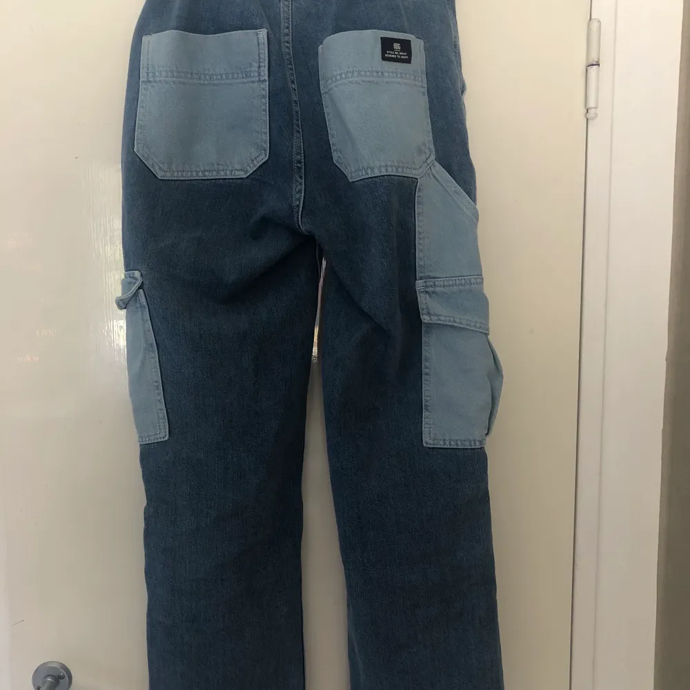 Säljer dessa svinsnygga jeans från urban outfitters eftersom de inte kommer till användning! Knappt använda, passar mig som brukar ha W26 i jeans! Frakt tillkommer🥰. Jeans & Byxor.