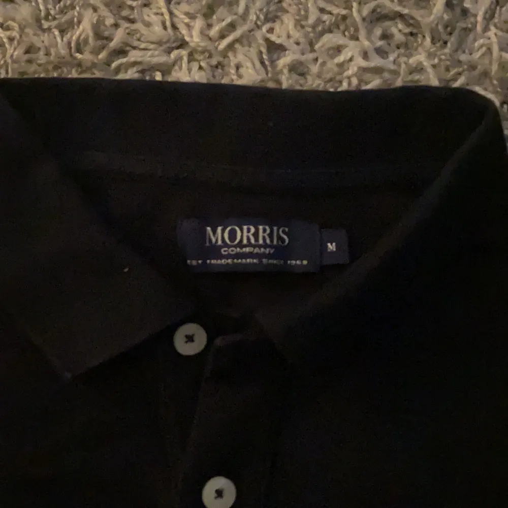 Snygg svart piké från Morris. T-shirts.