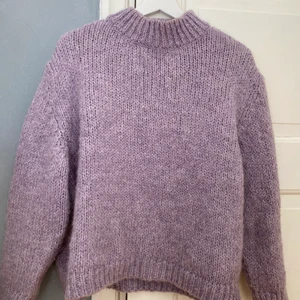 Lila stickad - Superfin lila stickad tröja. Kommer inte till användning:( frakt tillkommer