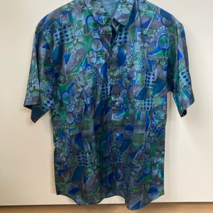 Härlig skjorta med koola mönster - Jätte kool skjorta med mörkblå/gröna mönster på. Skjortans textil har lite av en silkes känsla. Köpare betalar frakt.