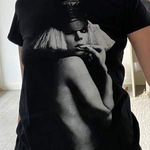 En cool t-shirt med Lady Gaga tryck. Tröjan är i storlek M och den är från Primark. Sälj pga av utrensning av kläder. Pris 50kr+frakt.