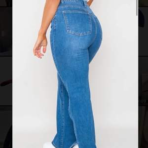 Jättefina blå jeans i storlek 34, aldrig använda pga för långa därav säljs. Köptes för 599kr men säljer för 300 då de som sagt aldrig är använda (första bilden är lånad) 