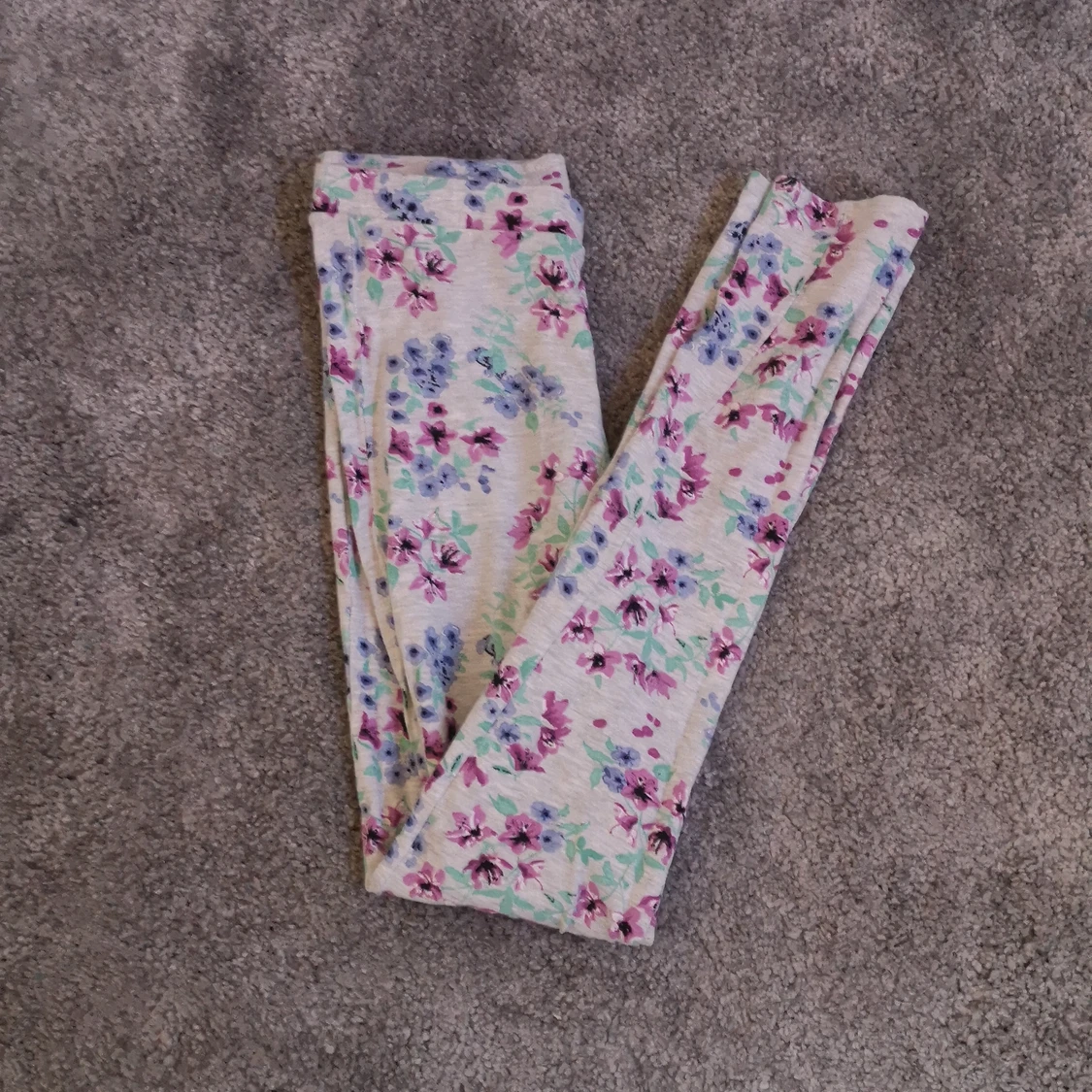 Grå thights med blå och lila blommor  - 90