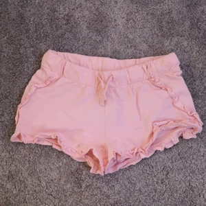 Gris rosa mjukis shorts  - Grisrosa mjukis shorts ifrån kapphal. I väldigt fint skick och knappt använda. Dem har även fransar på sidorna och vid slutet av benet. Stretchiga med resor i midjan men kan knytas med snöre där framme. Storlek: 170 men passar även smal