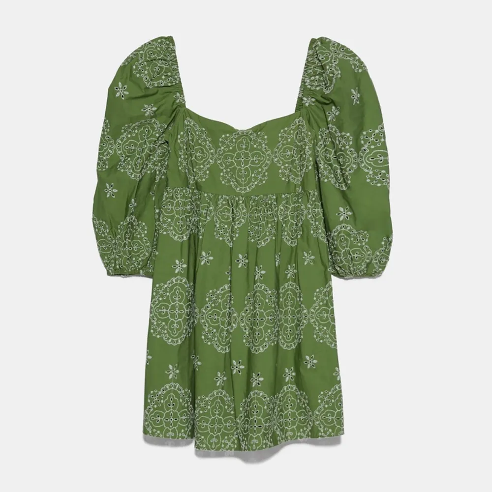 Grön ”babydoll” stil klänning med broderi. Använt 1 gång  . Klänningar.