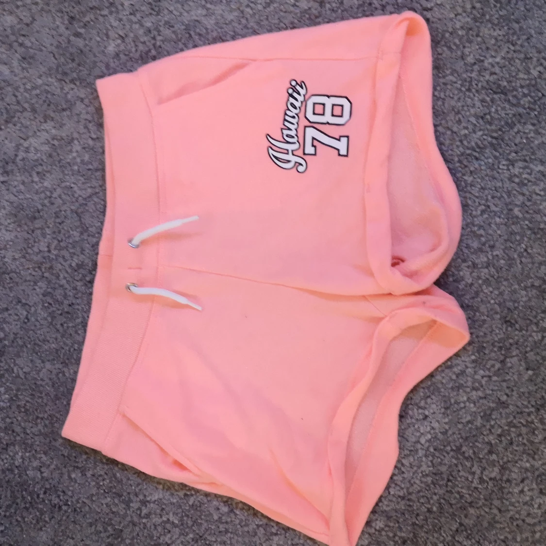 Neon rosa mjukis shorts med texten Hawaii på högra sidan  - 90