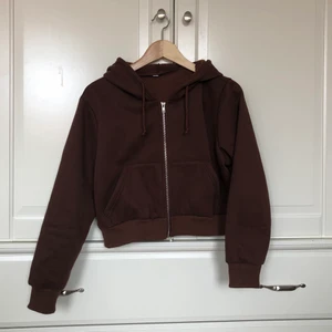 Cropped hoodie  - Skitsnygg hoodie från Shein, den är i storlek L men skulle säga att den närmare M. Endast provad. Nypris: 259 kr