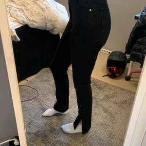 Jeans med slitts - Säljer mina jeans från zara då de ej kommer till användning 💕 Passar jättebra på mig och jag är 175 cm men skulle såklart passa på kortare också💝 Säljer för 350kr då jag bara har testat de🤍 Kan mötas upp i Göteborg annars tillkommer frakt på 350kr💘💘