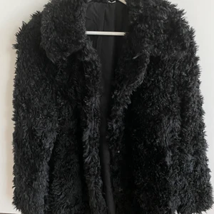 Svart Pälsjacka H&M  - Helt ny, aldrig använt