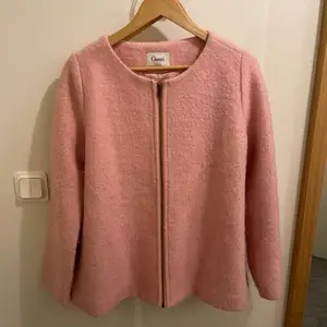 En rosa jacka från märket Ganni i storlek s, den är i bra skick och säljer endast för den är för stor för mig tyvärr