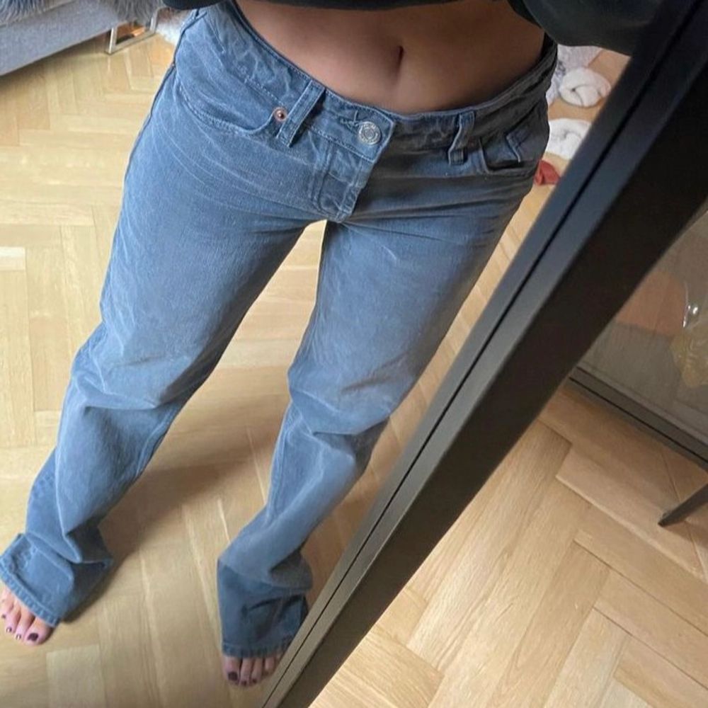 Dom Snyggga populära zara Jeansen, storlek 36. Snyggt lågmidjade och raka. Bud från 400 . Jeans & Byxor.