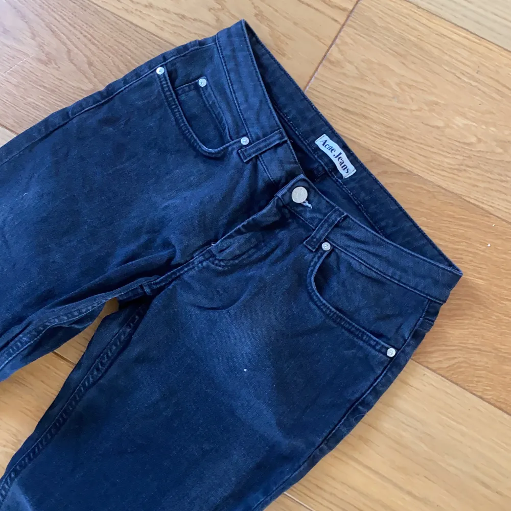 ACNE, modellen heter HEP DISPLAY, strl 30/34, straight fit . Jeans & Byxor.