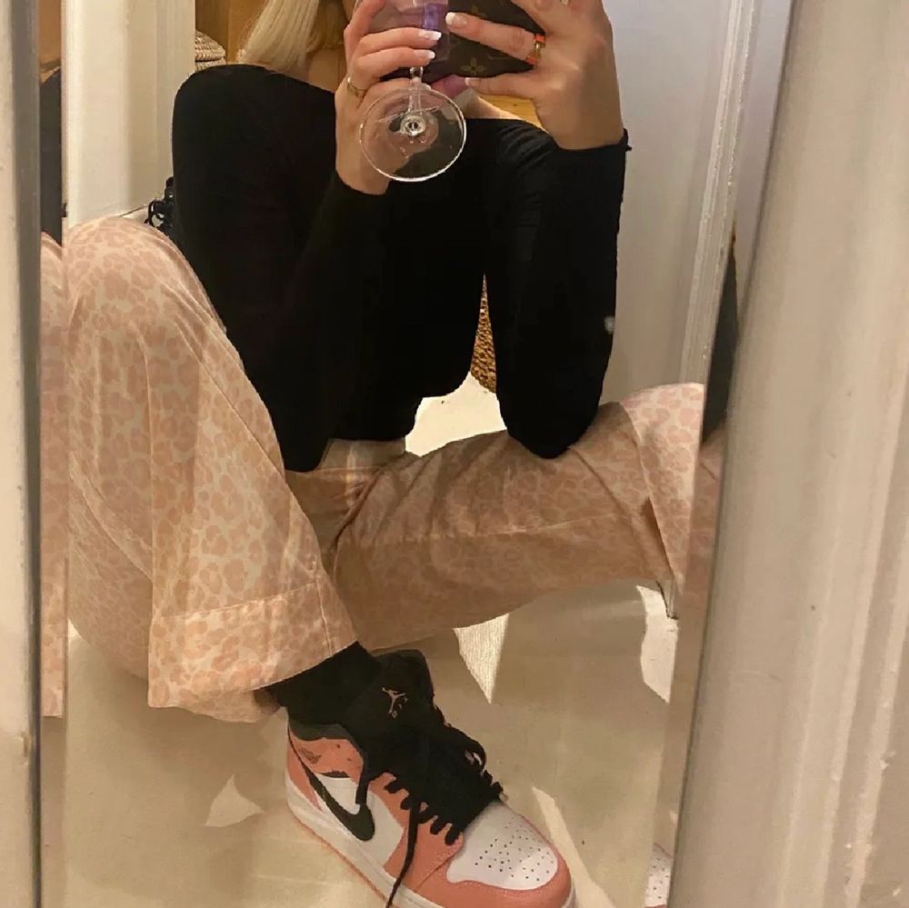 anvĂ€nda en enstaka gĂ„ng för fĂ€rgen passar inte min klĂ€dstil.. NĂ„gon annan borde skina i domđ»! (Om ni har ett par jordans i samma skick men annan fĂ€rg kan jag tĂ€nka mig att byta i storlek 39 eller 40).. Skor.